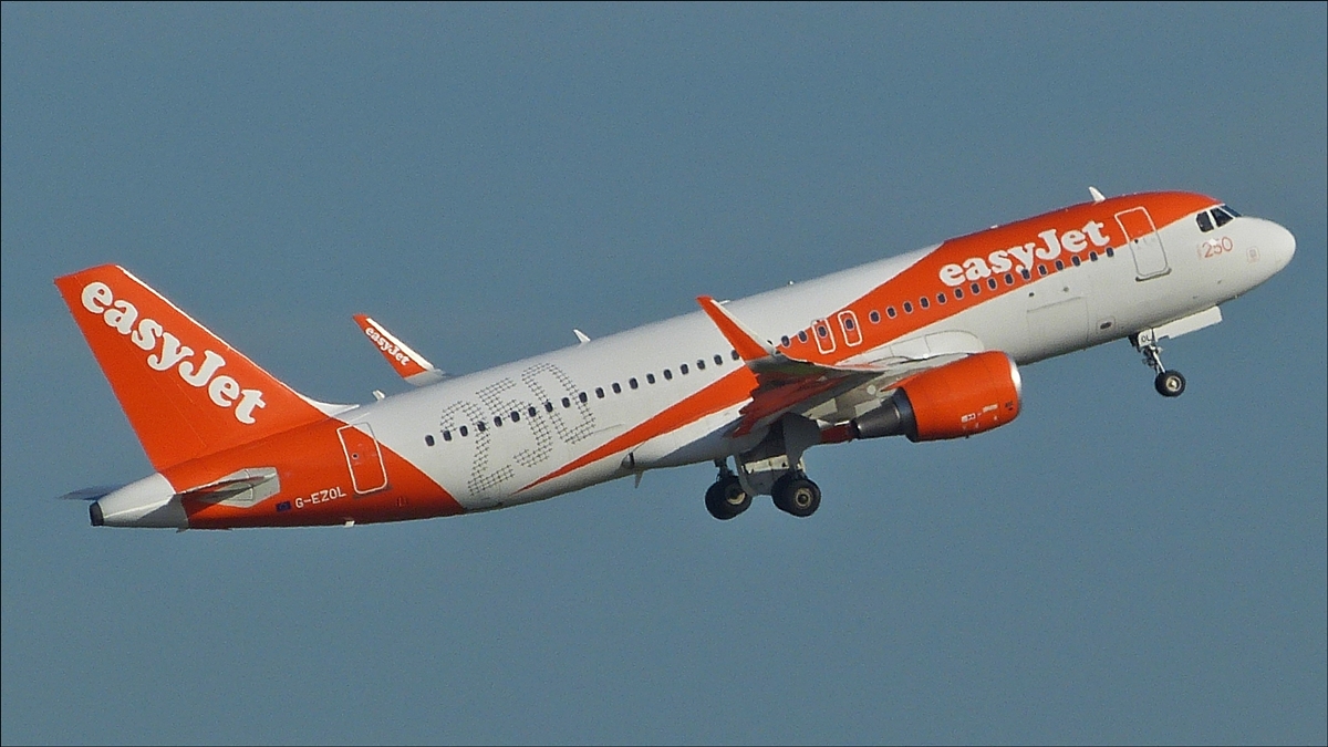 . G-EZOL Airbus A320-214 von EsayJet, „Aufschrift 250“, hat vor kurzem vom Schiphol abgehoben.  27.09.2016