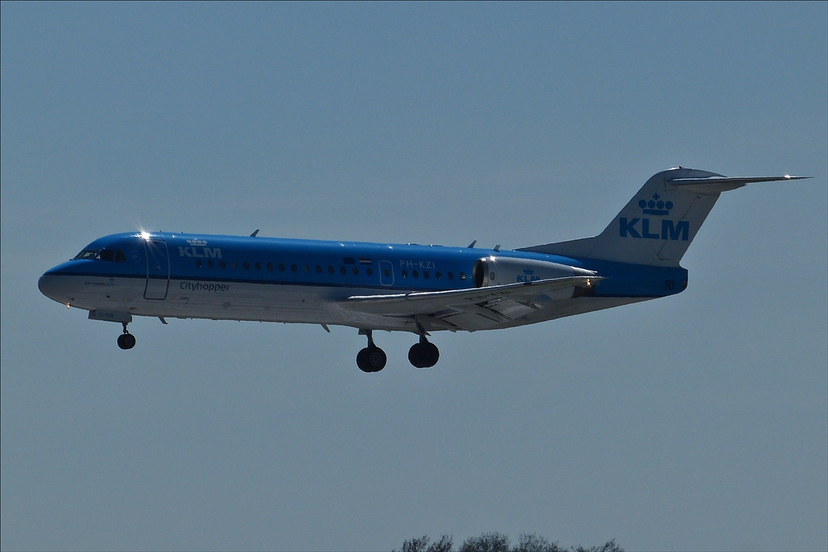 . KLM Cityhopper Fokker 70 mit der Kennung PH-KZI, aufgenommen am 20.04.2016, kurz vor der Landung auf dem Flughafen Findel in Luxemburg.