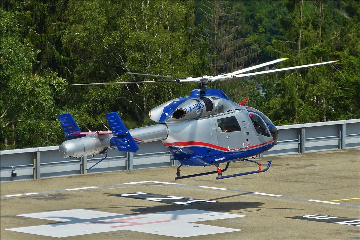 .  LX-HMS, McDonnell-Douglas 900 Explorer der Luxemburg Air Rescue, konnte ich während eines Krankenbesuches in einem Krankenhaus bei der Landung auf dem Dach des Parkauses im Bild festhalten.  18.07.2017