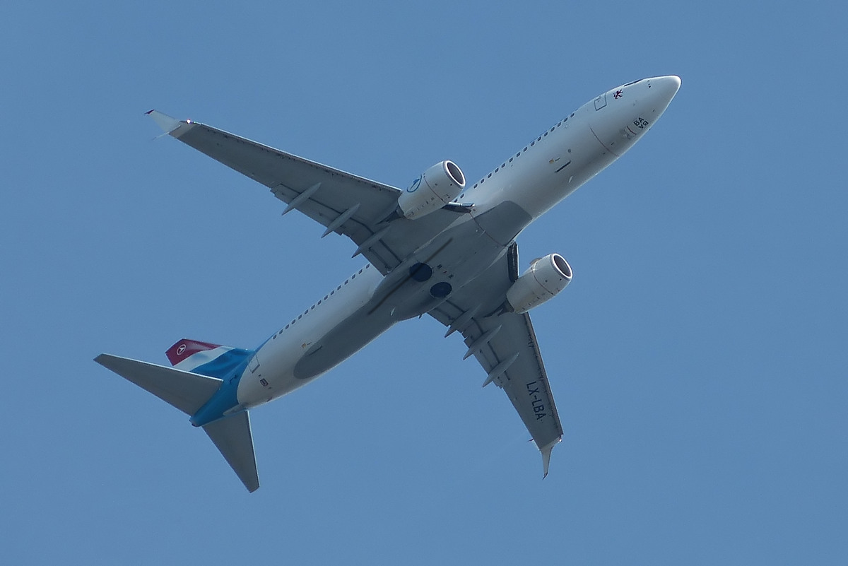 . LX-LBA Boeing 737-8C9 der Luxemburgischen Fluggeselschaft Luxair beim landeanflug auf den Flughafen von Luxemburg, aufgenommen nahe dem Bahnhof von Luxemburg am 30.08.2015. Die Maschine ist seit dem 26.03.2015 im Einsatz und kann 186 Passagiere befrdern.