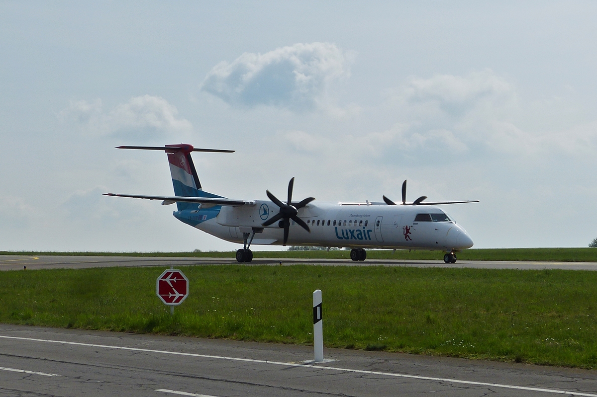 .  LX-LGM  De Havilland Canada DHC-8-402 kommt über die Rollbahn am Flughafen von Luxemburg.  02.05.2015
