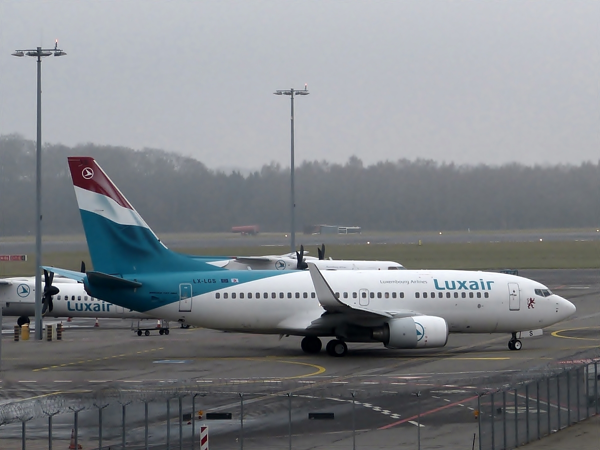  LX-LGS Luxair Boeing 737-7C9 auf dem Weg zur Startbahn auf dem Flughafen von Luxemburg.  22.01.2014