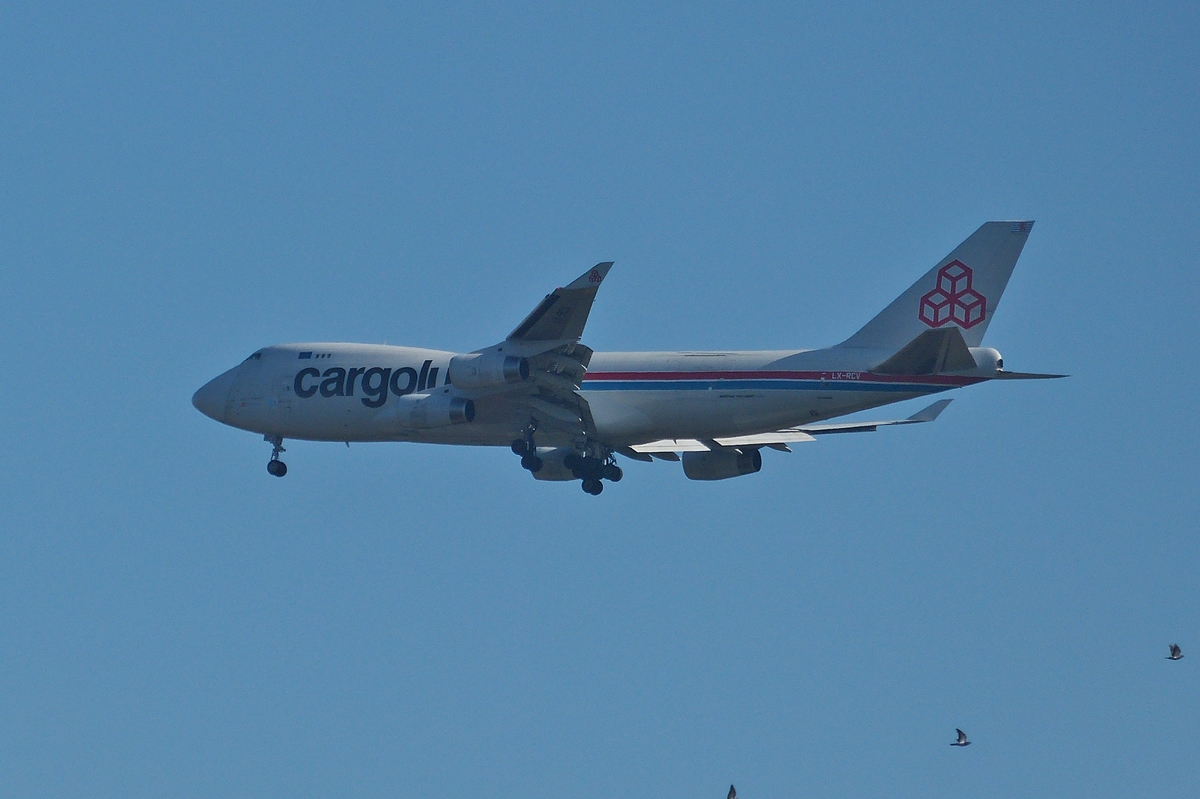 . LX-RCV , Boeing 747 4R7F/ SCG von Cargolux beim Landeanflug auf den Flughafen Findel in Luxemburg aufgenommen am 24.09.2014. Diese Maschine trägt den Namen  Spirit of Schengen  und ist seit dem 23.11.1999 für die Cargolux im Einsatz. 