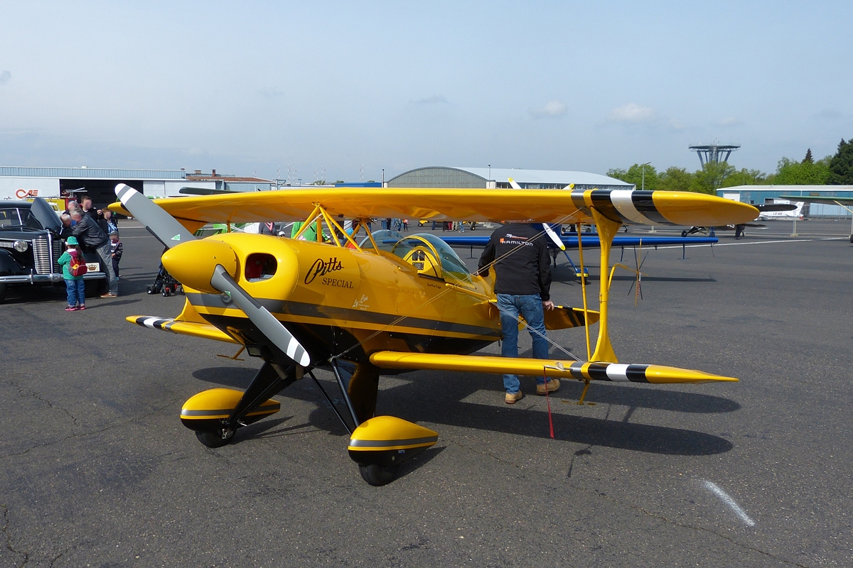 . LX-TOY, Doppeldecker Propellermaschine von Pitts wird auf dem Sportflugplatz an ihren Ausstellungsplatz geschoben.  02.05.2015