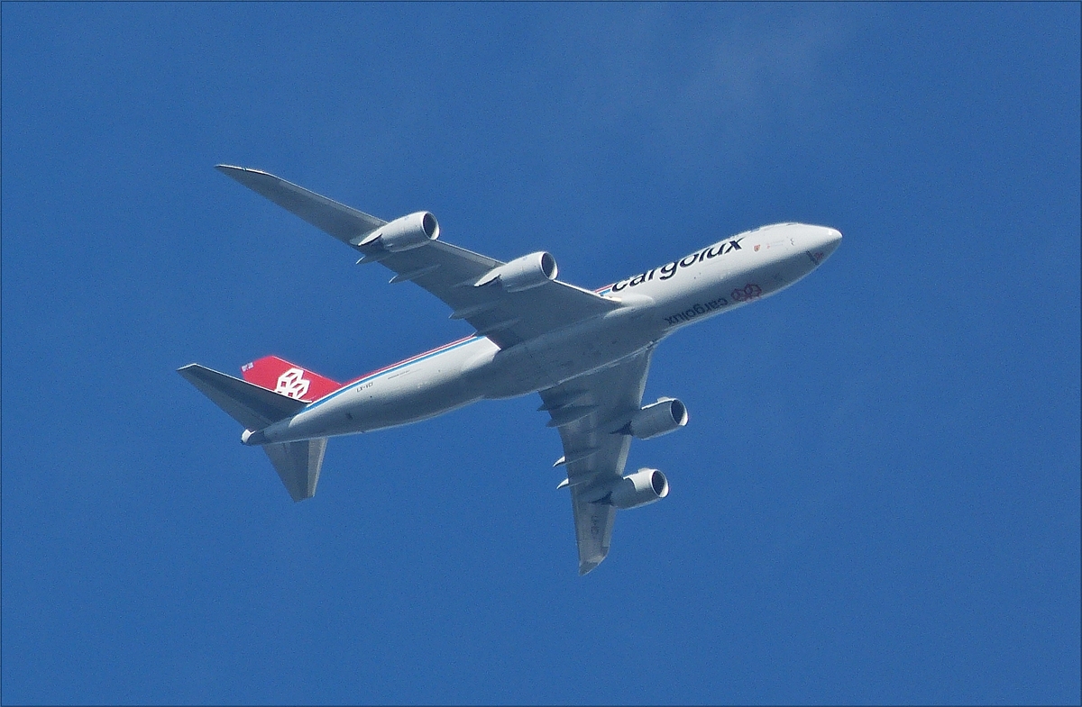 . LX-VCI, Cargolux Boeing 747-8R7(F) flog am 14.10.2014 nahe Michelau (L) in Richtung Luxemburg über mir dahin.