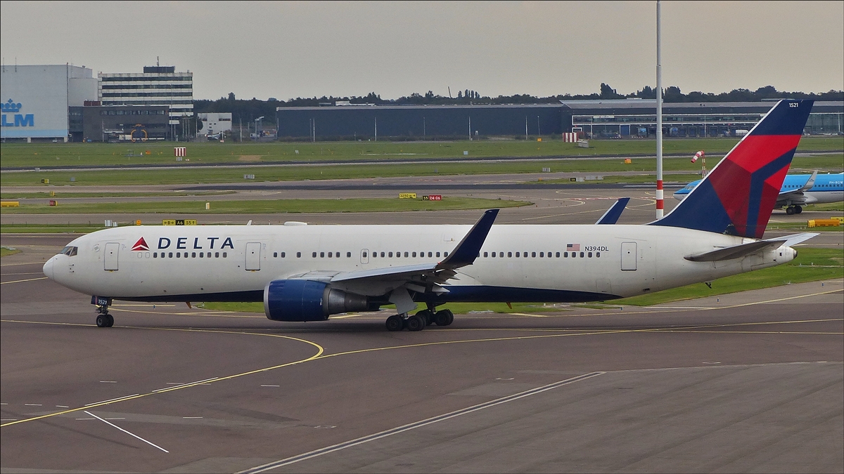 . N394DL  Boeing 767-324ER von Delta Airlines auf  dem Rollfeld des Flughafen Schiphol.  01.10.2016   (Jeanny)