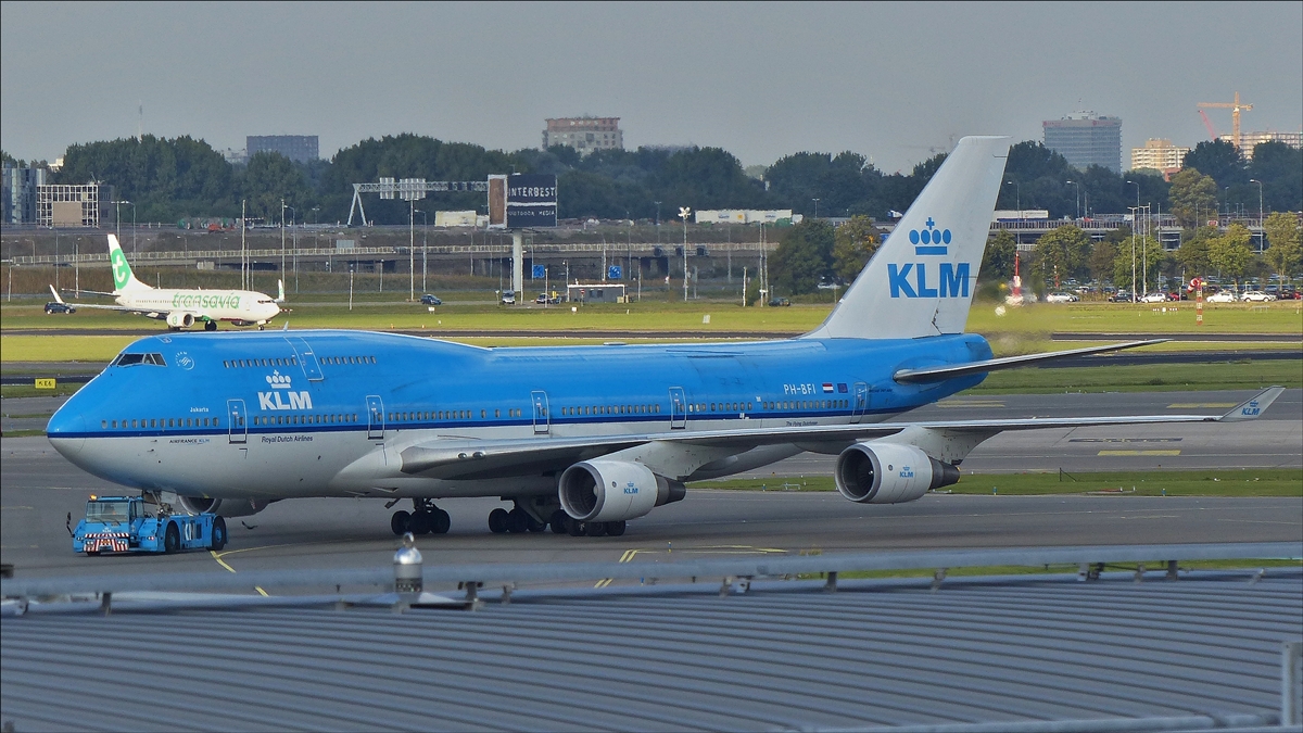 . PH-BFI  Boeing 747-406  von KLM wird von einem Schlepper auf die Rollbahn des Flughafens Schiphol geschoben.   01.10.2016