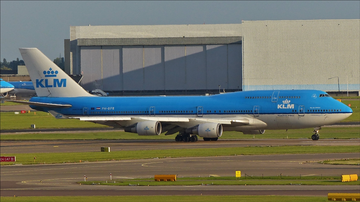 . PH-BFR  Boeing 747-406(M) von KLM wartwt auf der startbahn von Schiphol auf die Starterlaubnis.  01.10.2016 