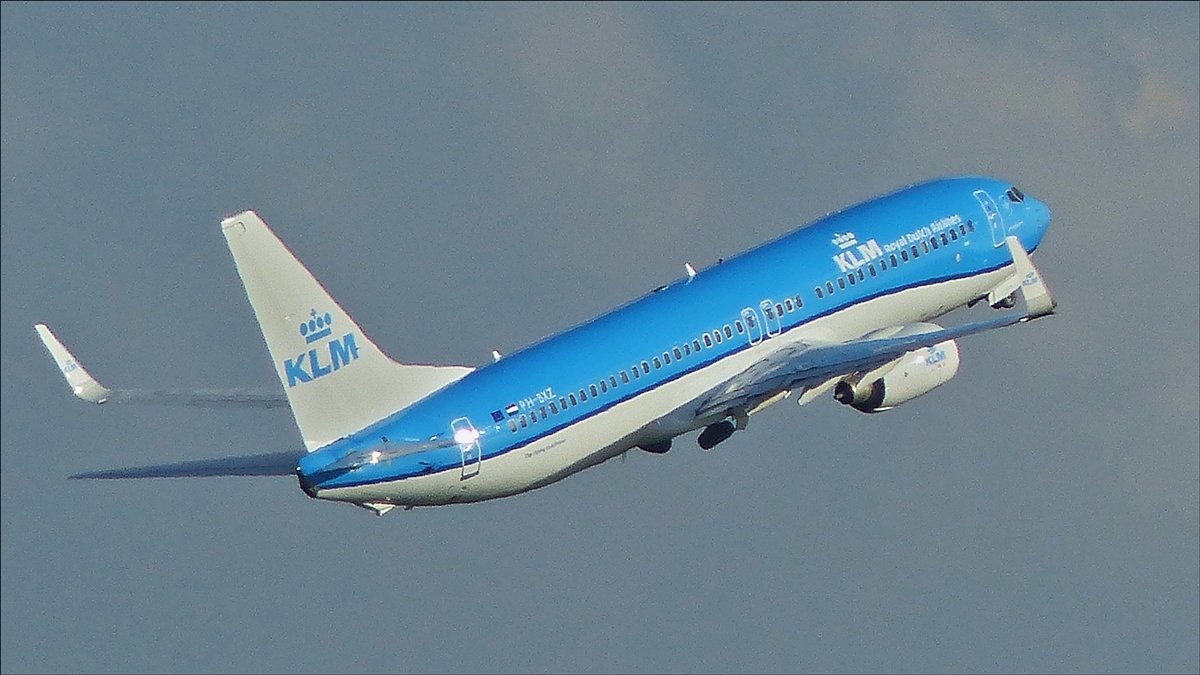 . PH-BXZ  Boeing 737-8K2(WL) von KLM hat soeben den Flughafen Schiphol abgehoben und fährt sein Fahrwerk ein.  01.10.2016