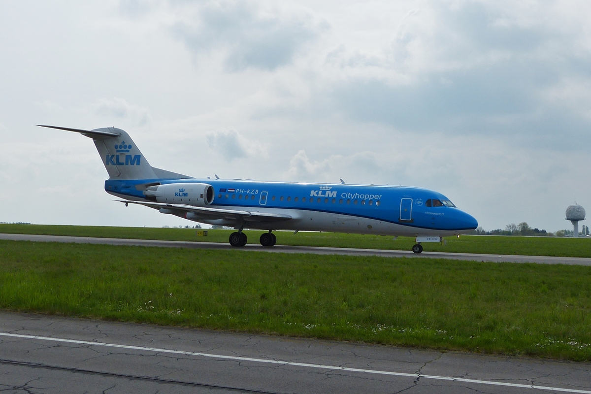 . PH-KZB, KLM Cityhopper Fokker F70 auf der Rollbahn am Flughafen in Luxemburg.  02.05.2015