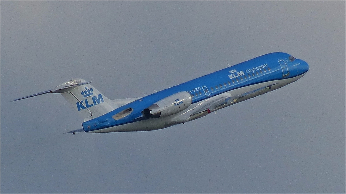 . PH-KZD  KLM Cityhopper Fokker 70, ist vom Flughafen Schiphol abgeflogen.  01.10.2016