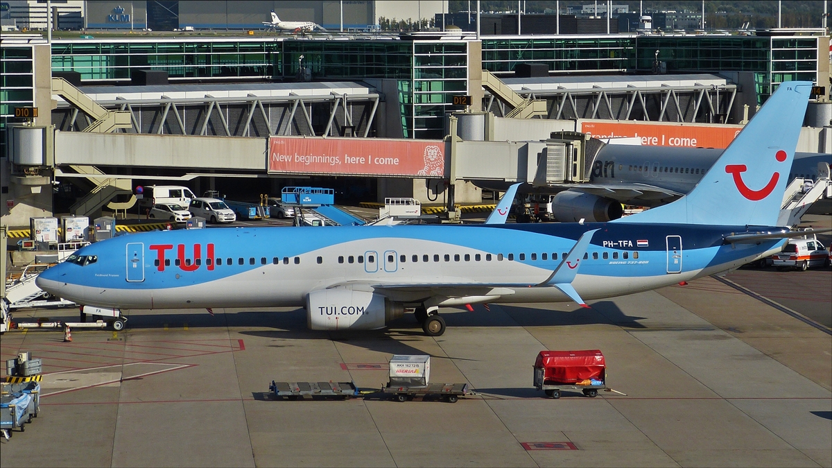 . PH-TFA Boeing 737-8K5 TUI Airlines Nederland wird in kürze auf das Rollfeld des Flughafens geschoben. 27.09.2016