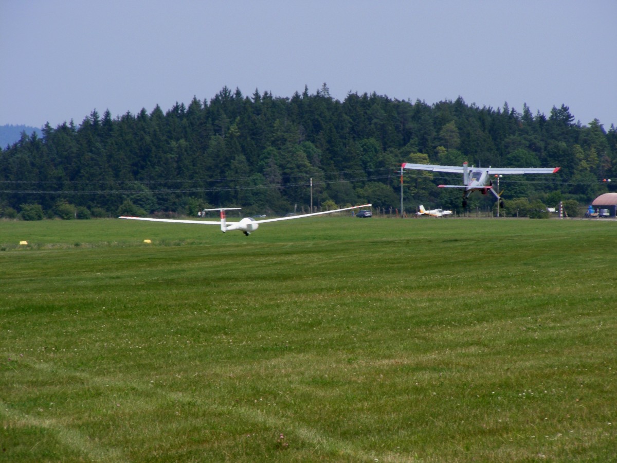  Wilga 35 D-EWRC schleppt Mosquito D-1623 in Rudolstadt-Groschwitz (EDOK) am 26.7.2014