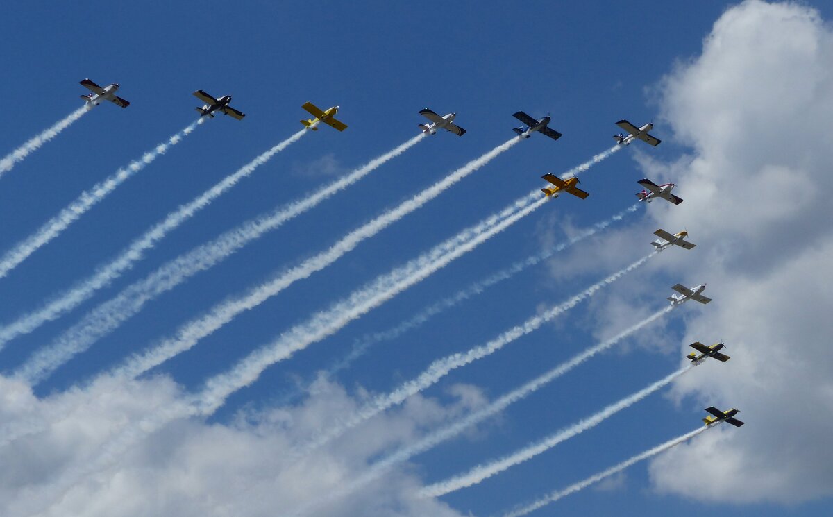 12mal Vans RV in verschiedenen Varianten hier bei der Sun`N Fun Airshow am Lakeland-Linder International Airport (LAL/KLAL) am 17.4.2026 Es ist die größte in den USA aktive Formation