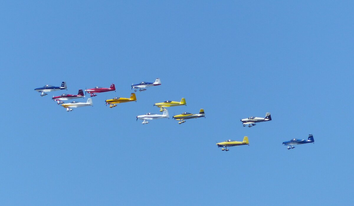 12mal Vans RV in verschiedenen Varianten hier bei der Sun`N Fun Airshow am Lakeland-Linder International Airport (LAL/KLAL) am 17.4.2026 Es ist die gr��te in den USA aktive Formation