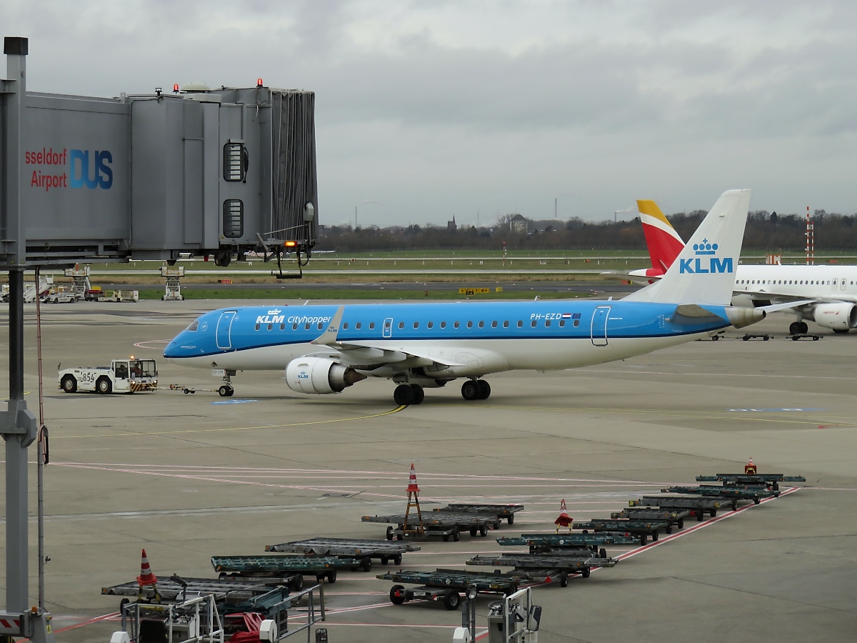 180-Wende auf der Stelle, Teil 2: KLM Cityhopper PH-EZD - Embraer ERJ-190STD - in Düsseldorf, 1.2.2018