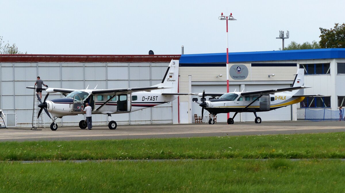 2 Cessna 208 Caravan in Gera (EDAJ). D-FAST beim tanken und D-FALK wartet defekt auf Reparatur.26.8.2023