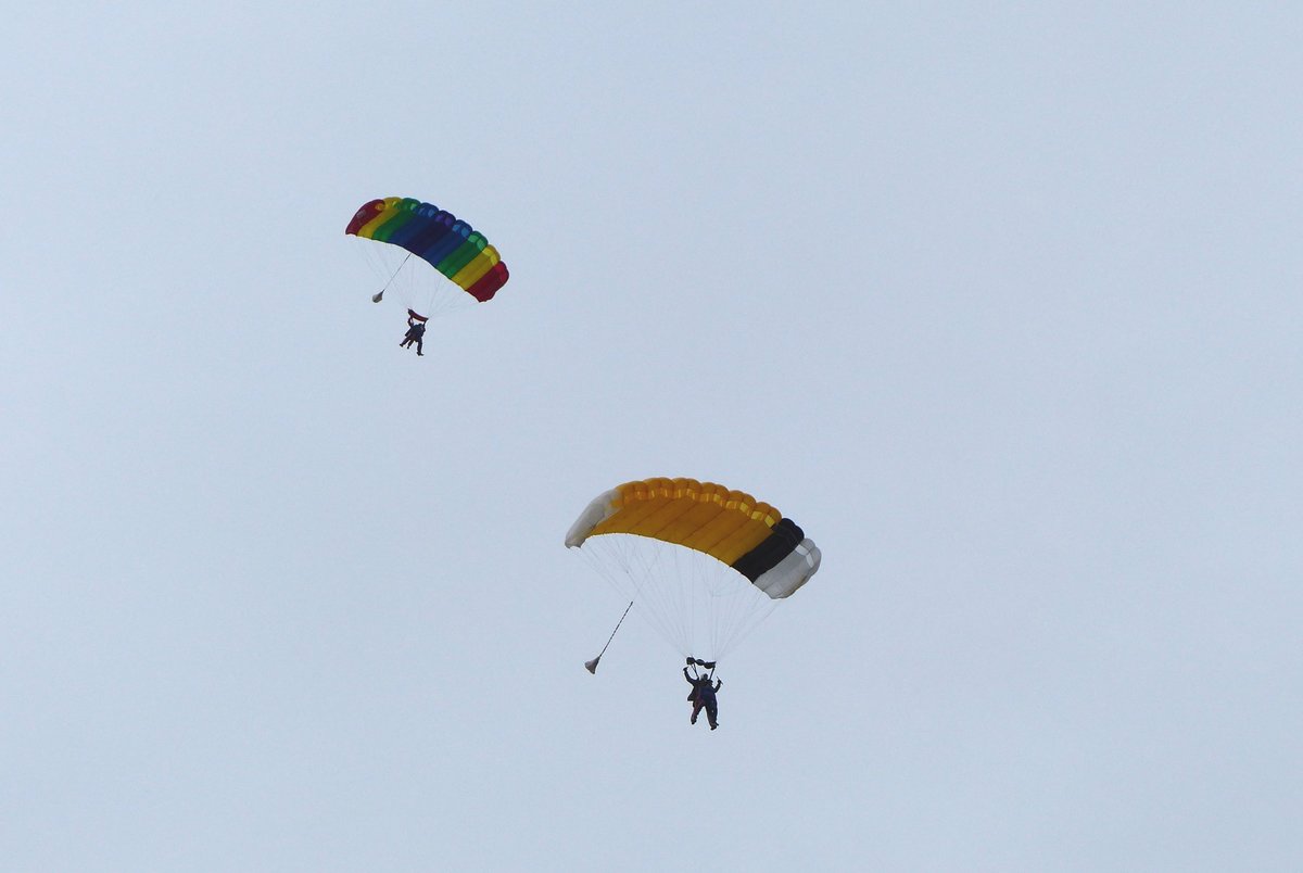 2 Tandempaare kurz vor der Landung in Gera (EDAJ) am 1.9.2018