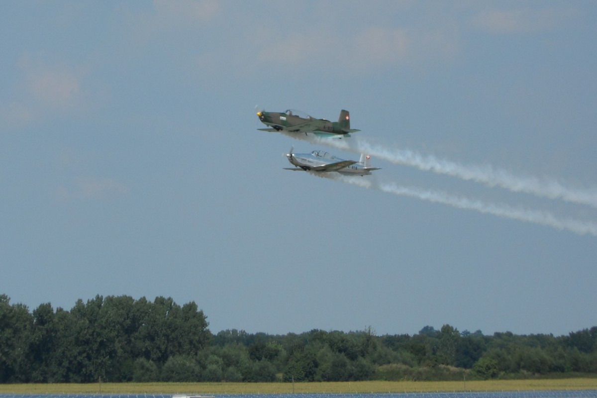2013-08-10 Zu den 10. Bautzener Flugtagen waren die P3-Flyers aus der Schweiz zu Gast. Hier starten HB-RCL und HB-RBN zur Kunstflugvorfhrung.

