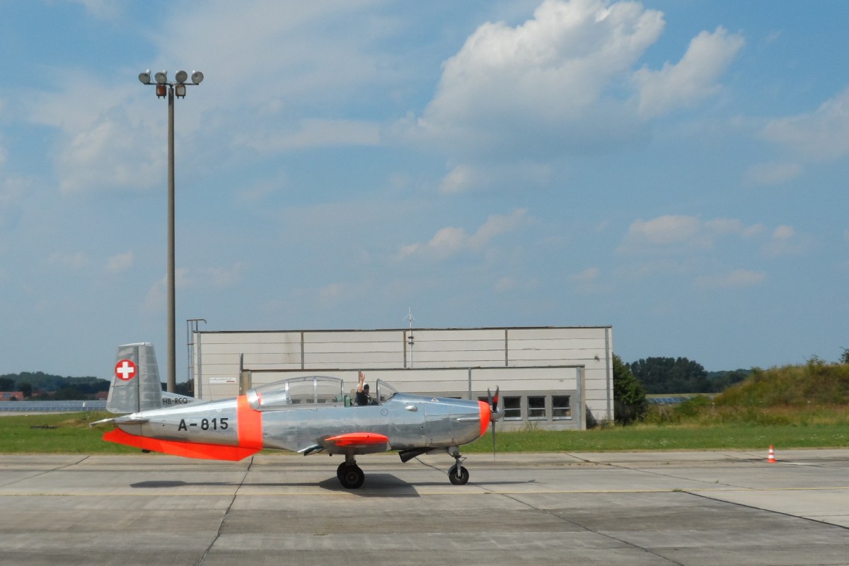 2013-08-10 Zu den 10. Bautzener Flugtagen waren die P3-Flyers aus der Schweiz zu Gast. Landung von HB-RCQ nach der Kunstflugvorfhrung.

