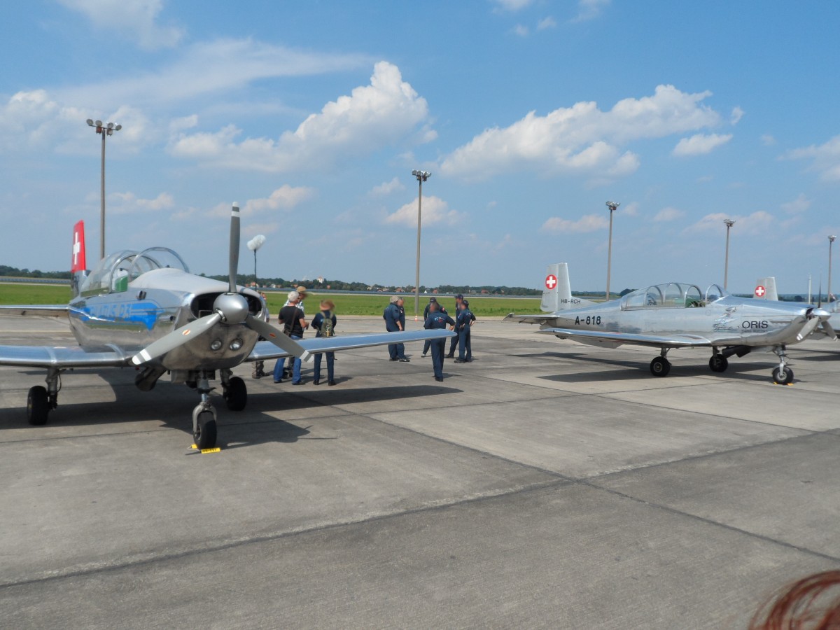 2013-08-10 Zu den 10. Bautzener Flugtagen waren die P3-Flyers aus der Schweiz zu Gast. Hier erfolgt die Auswertung nach ihren Kunstflugvorfhrungen.