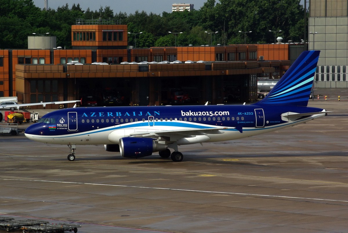 4K-AZ03 AZAL Azerbaijan Airlines Airbus A319-111   in Tegel zum Gate  am 08.07.2015