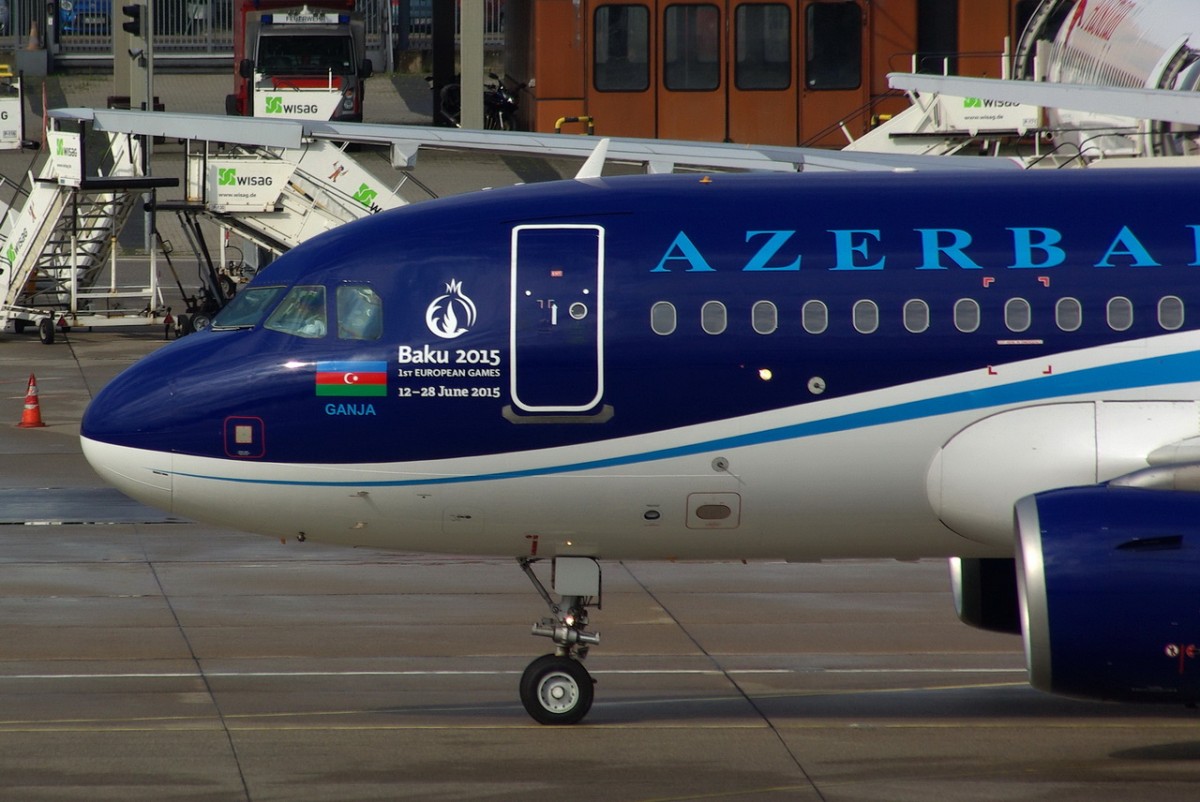 4K-AZ03 AZAL Azerbaijan Airlines Airbus A319-111 in Tegel zum Gate am 08.07.2015