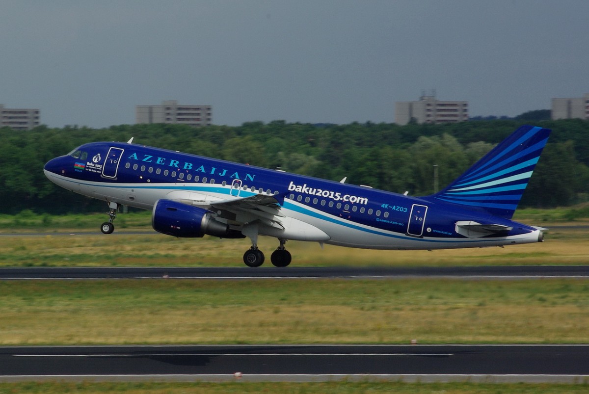 4K-AZ03 AZAL Azerbaijan Airlines Airbus A319-111   am 08.07.2015 in Tegel gestartet