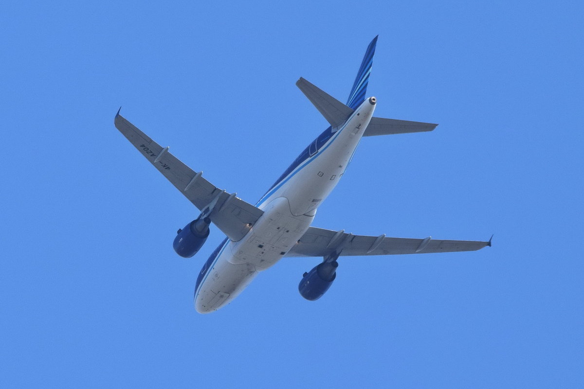4K-AZ04 AZAL Azerbaijan Airlines Airbus A319-111 , Anflug Tegel , 28.07.2019