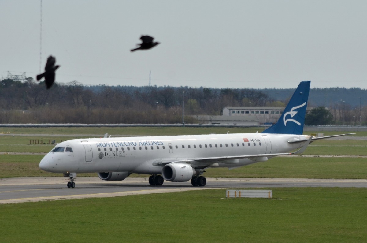 4O-AOA Montenegro Airlines Embraer ERJ-195LR (ERJ-190-200 LR)  in Schönefeld am 14.04.2015 gelandet
