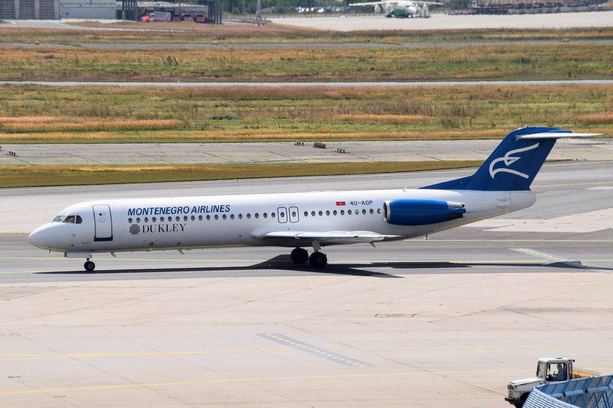 4O-AOP Montenegro Airlines Fokker F100 zum Gate in Frankfurt am 01.08.2016