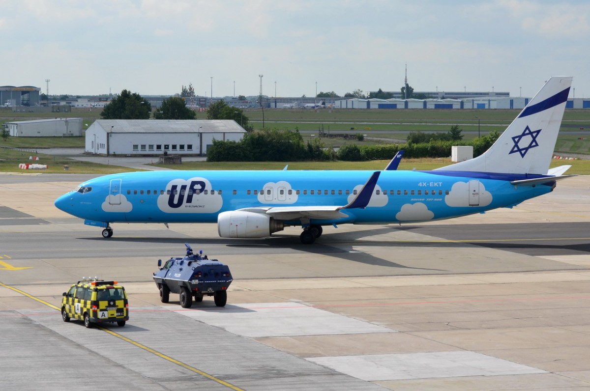 4X-EKT UP Boeing 737-8BK (WL)    mit Begleitung in Schönefeld zum Start am 05.08.2014