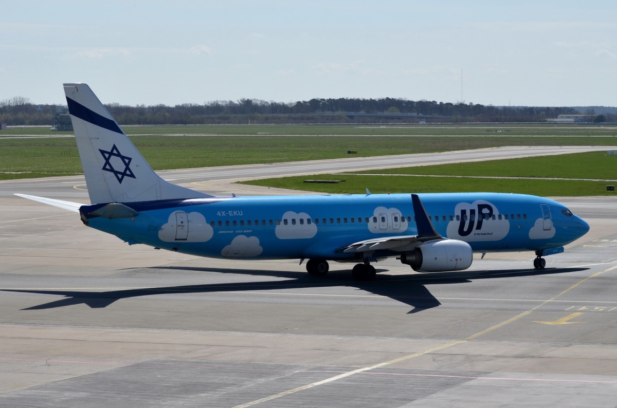 4X-EKU UP Boeing 737-8Z9(WL)   in Schönefeld zum Start am 14.04.2015