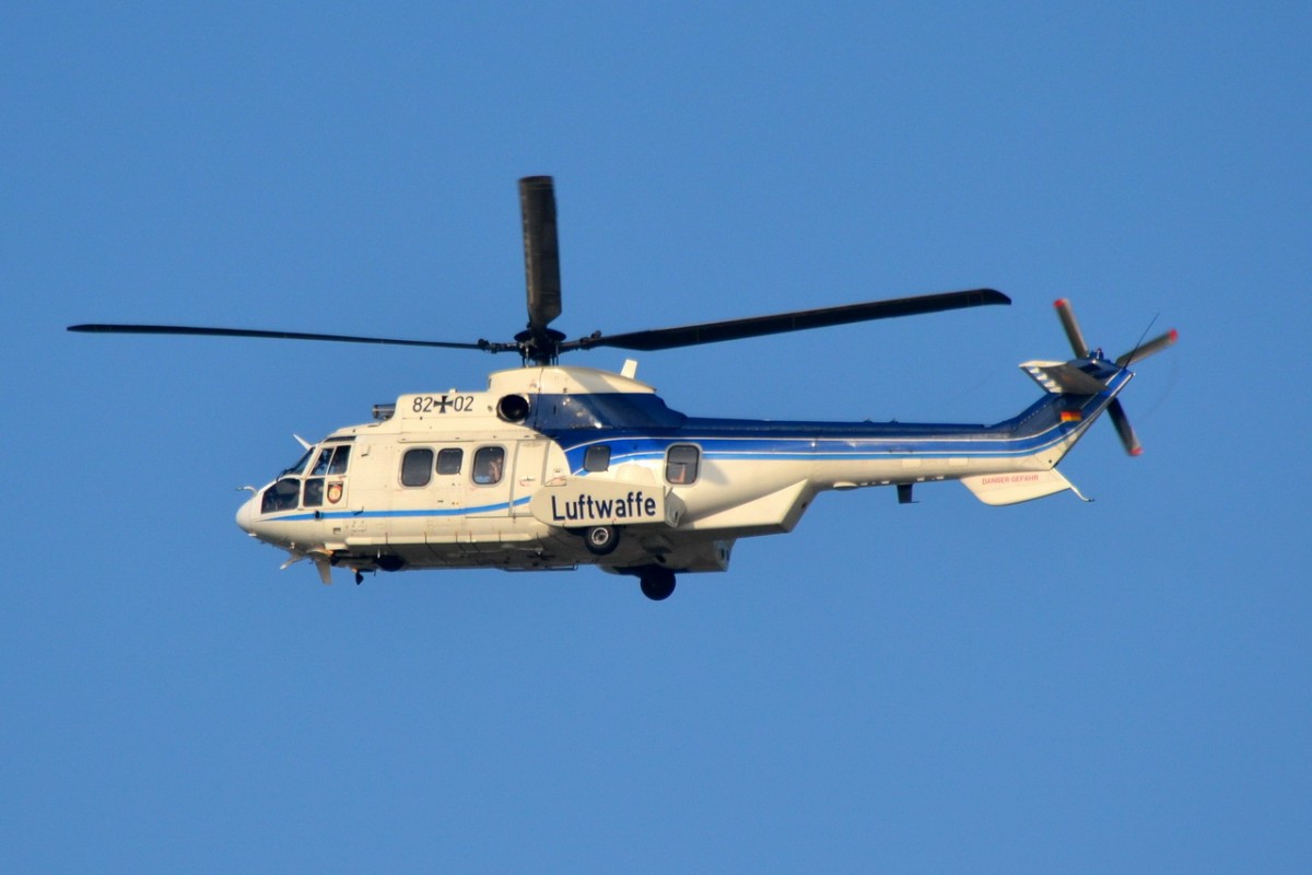 82 +02 der deutschen Luftwaffe Eurocopter AS 532 Cougar    Flug über Tegel 23.04.2014