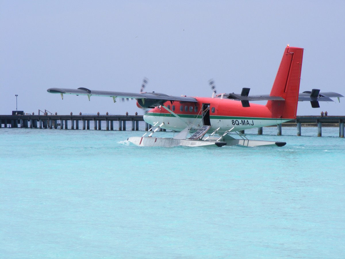 8Q-MAJ, DHC-6 Twin Otter von Trans Maldivian Airways auf dem Weg zum Start von Meedhupparu nach Male (MLE) am17.3.2015