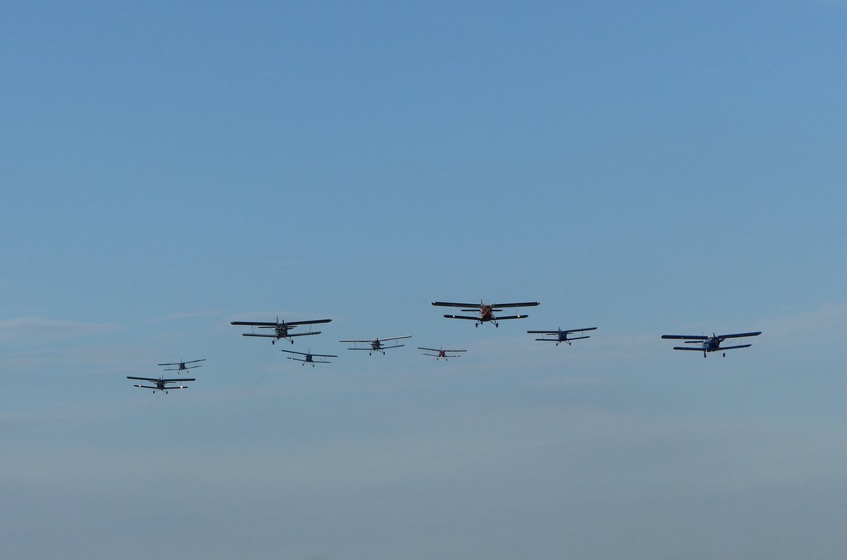 9 Antonow AN2 am frühen Abendhimmel über Gera am 13.8.2016