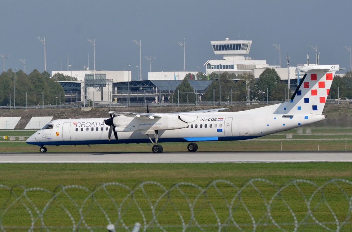 9A-CQE Croatia Airlines De Havilland Canada DHC-8-402Q Dash 8  am 11.09.2015 zum Gate in München