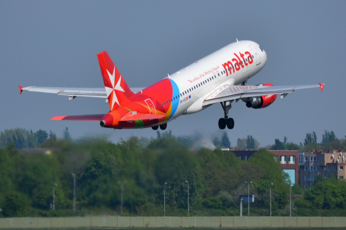 9H-AEQ Air Malta Airbus A320-214    25.04.2014 gestartet in Tegel