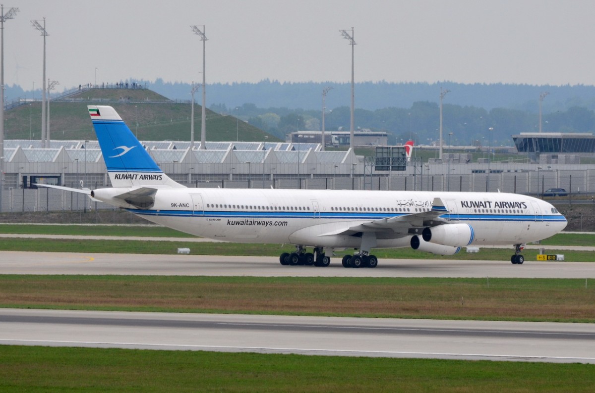 9K-ANC Kuwait Airways Airbus A340-313   in München zum Gate am 10.09.2015