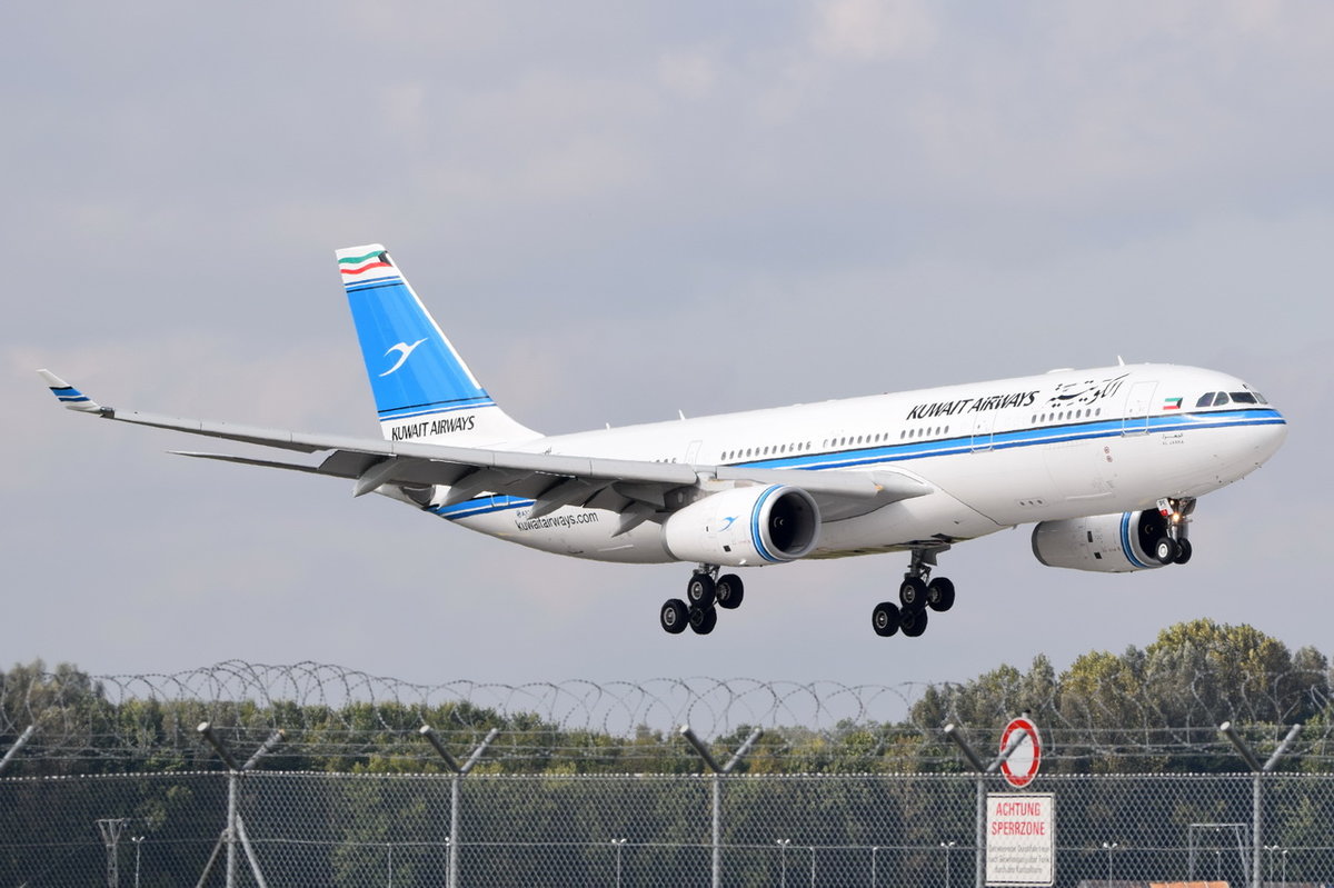 9K-APE Kuwait Airways Airbus A330-243  vor der Landung in München am 13.10.2016