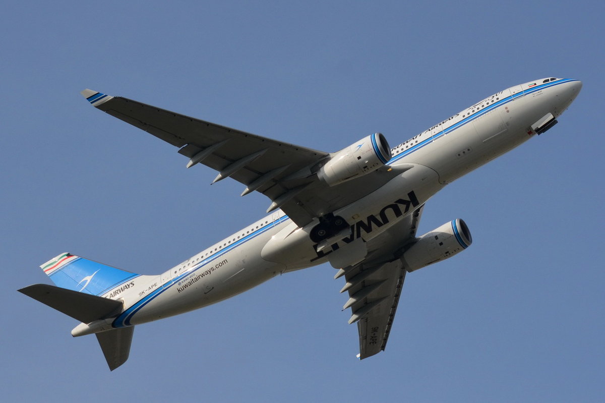 9K-APE Kuwait Airways Airbus A330-243  am 13.10.2016 in München gestartet