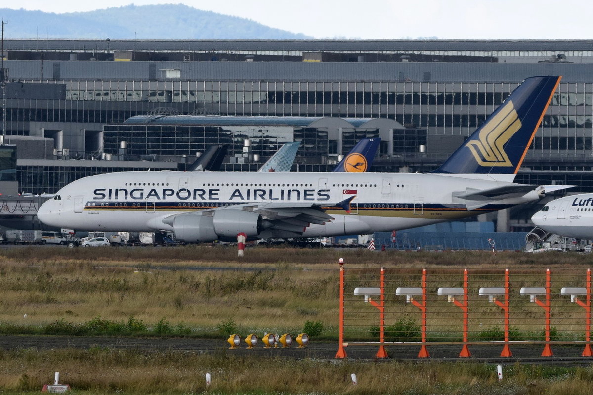 9V-SKQ Singapore Airlines Airbus A380-841  am 06.08.2016 in Frankfurt zum Stzart