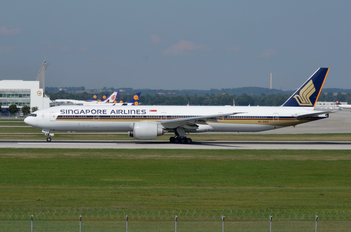 9V-SWD Singapore Airlines Boeing 777-312(ER)  beim Start in München am 11.09.2015