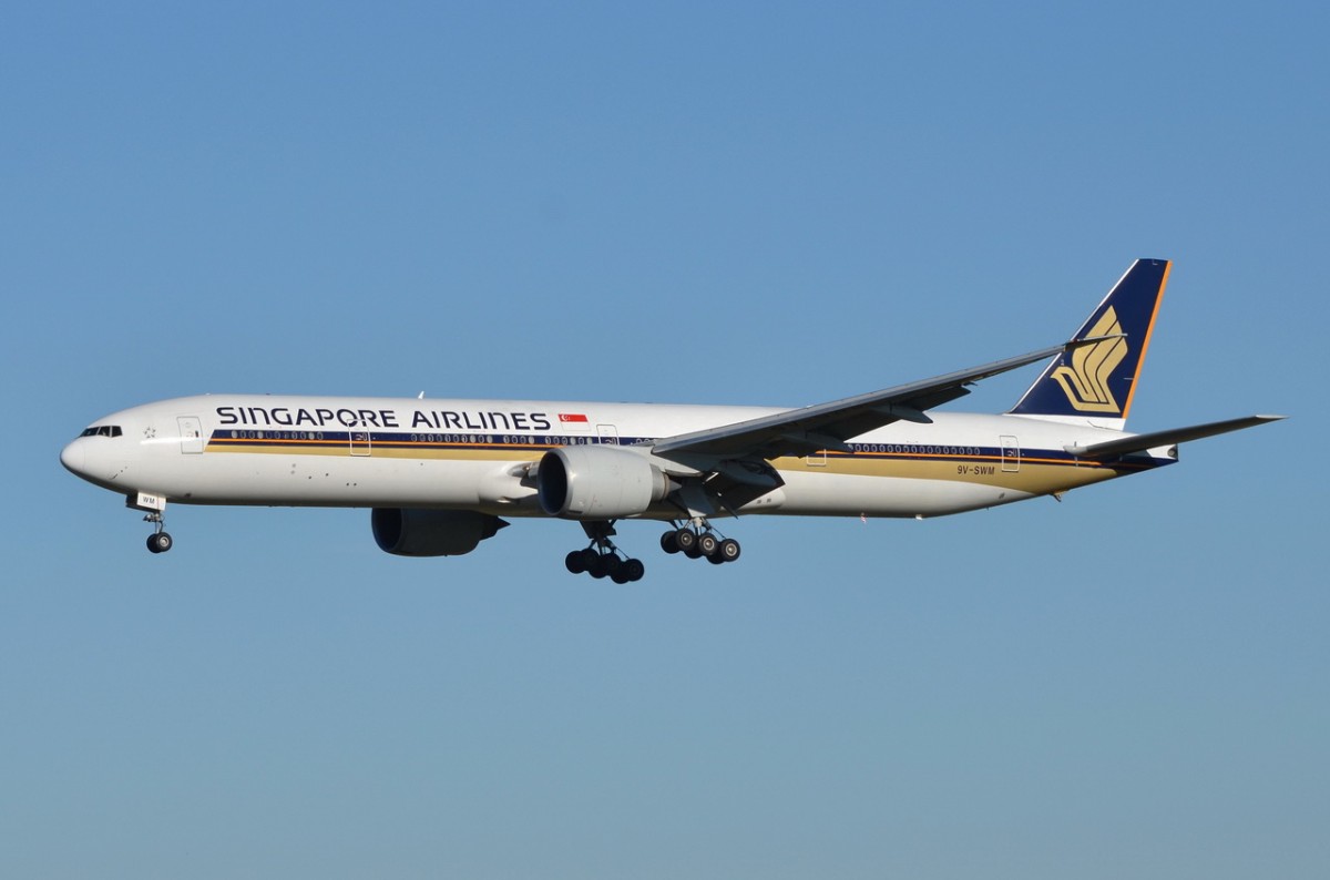 9V-SWM Singapore Airlines Boeing 777-312(ER)  beim Anflug München am 06.12.2015
