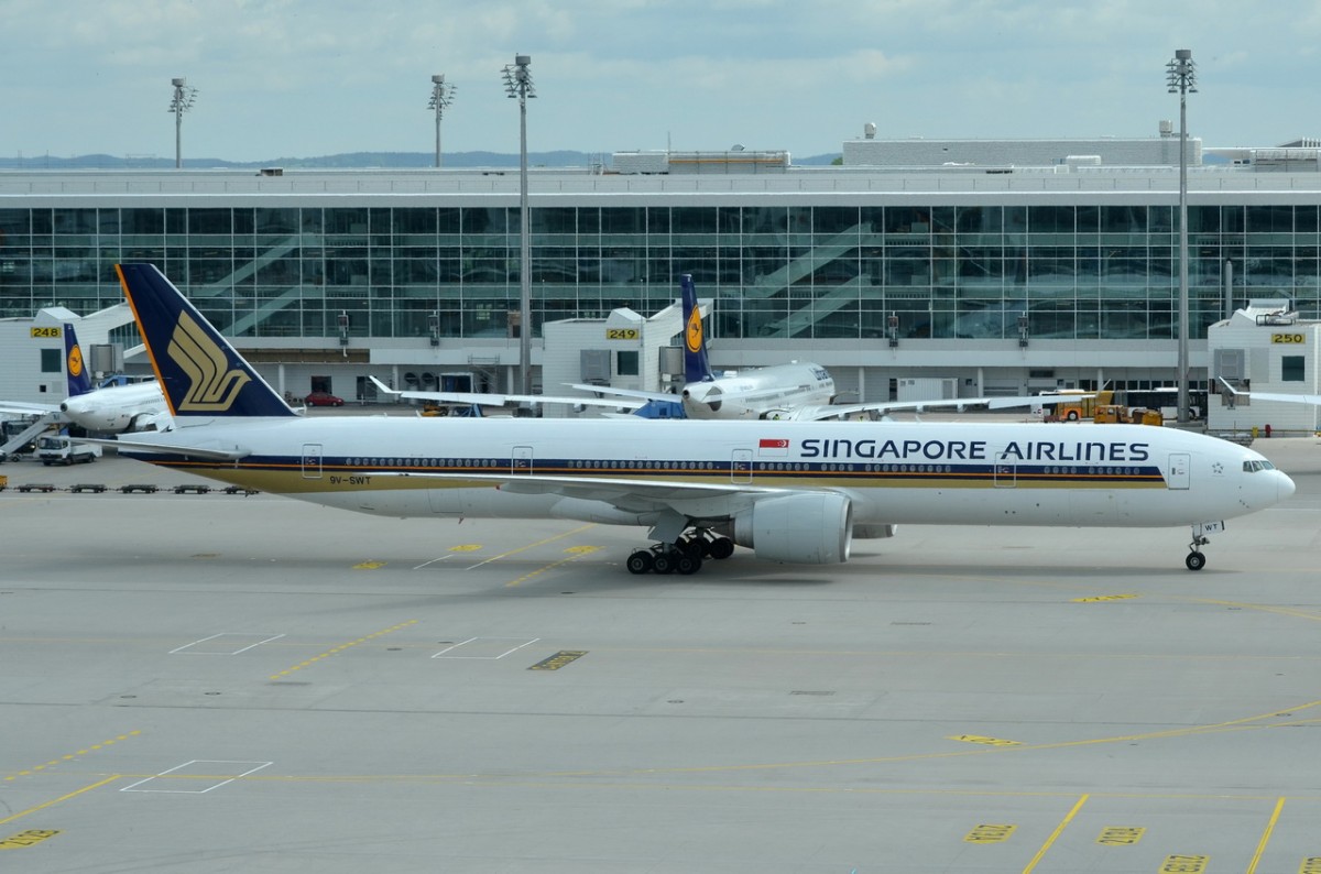 9V-SWT Singapore Airlines Boeing 777-312(ER)  in München Franz Josef Strauss zum Start  10.05.2015