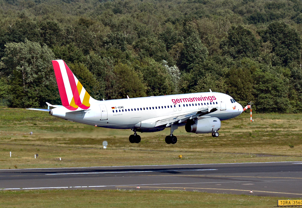 A 319-100 D-AGWE Germanwings, kurz vor touchdown in CGN - 02.08.2015