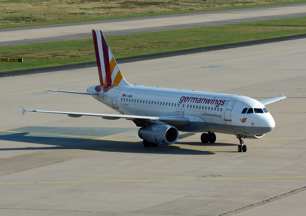 A 319-100 Germanwings D-AGWI taxy at CGN - 19.10.2014