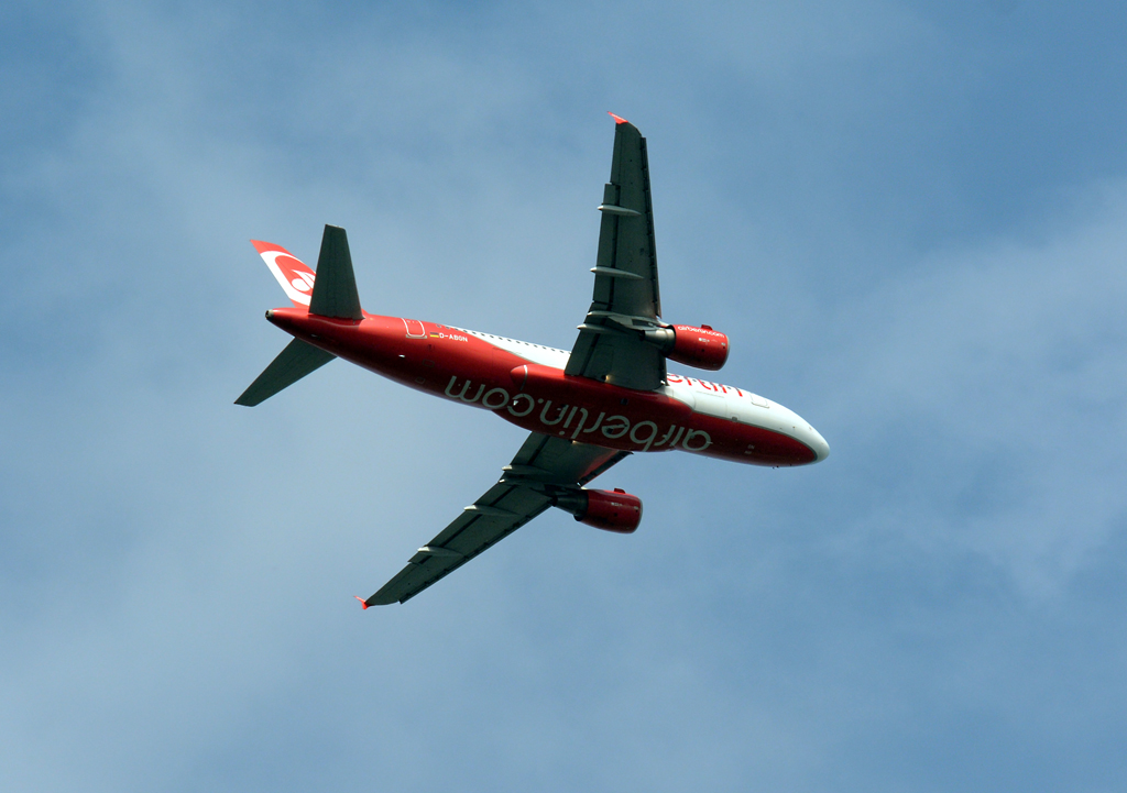 A 319-112 D-ABGN der Air Berlin, Steigflug nach dem Start in DUS - 04.09.2014