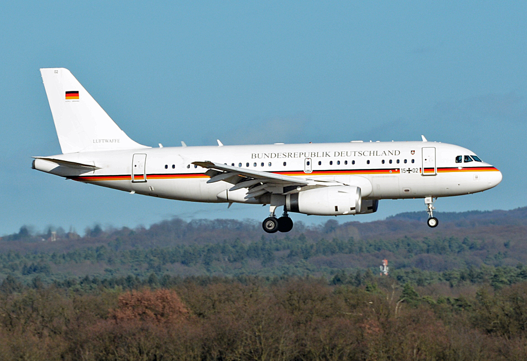 A 319-CJ Luftwaffe 15+02 short final CGN - 02.02.2014