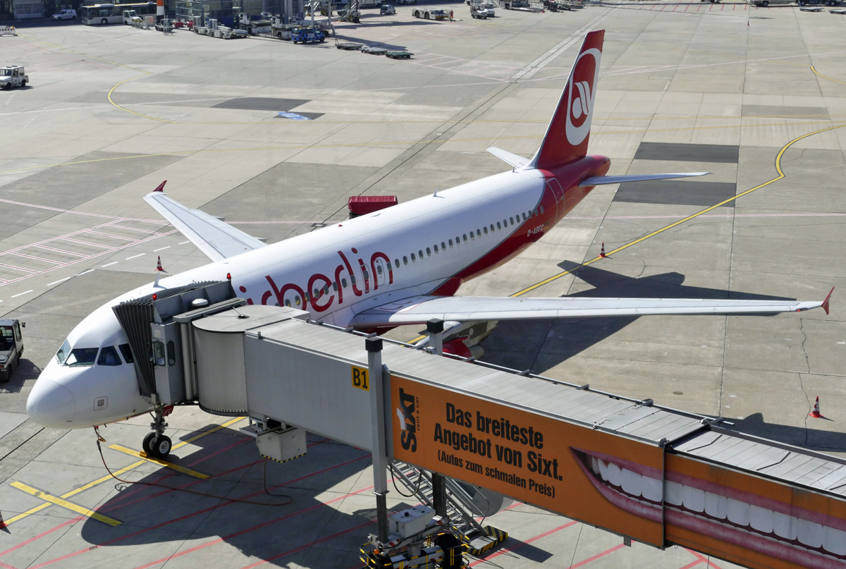 A 320-214 Air Berlin, D-ABFC am Gate in DUS - 29.08.2017